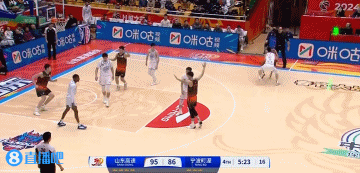 mk体育在线登录入口🥺双拳难敌四手！马奇全场各种抡 39中20&三分18中7空砍60分！