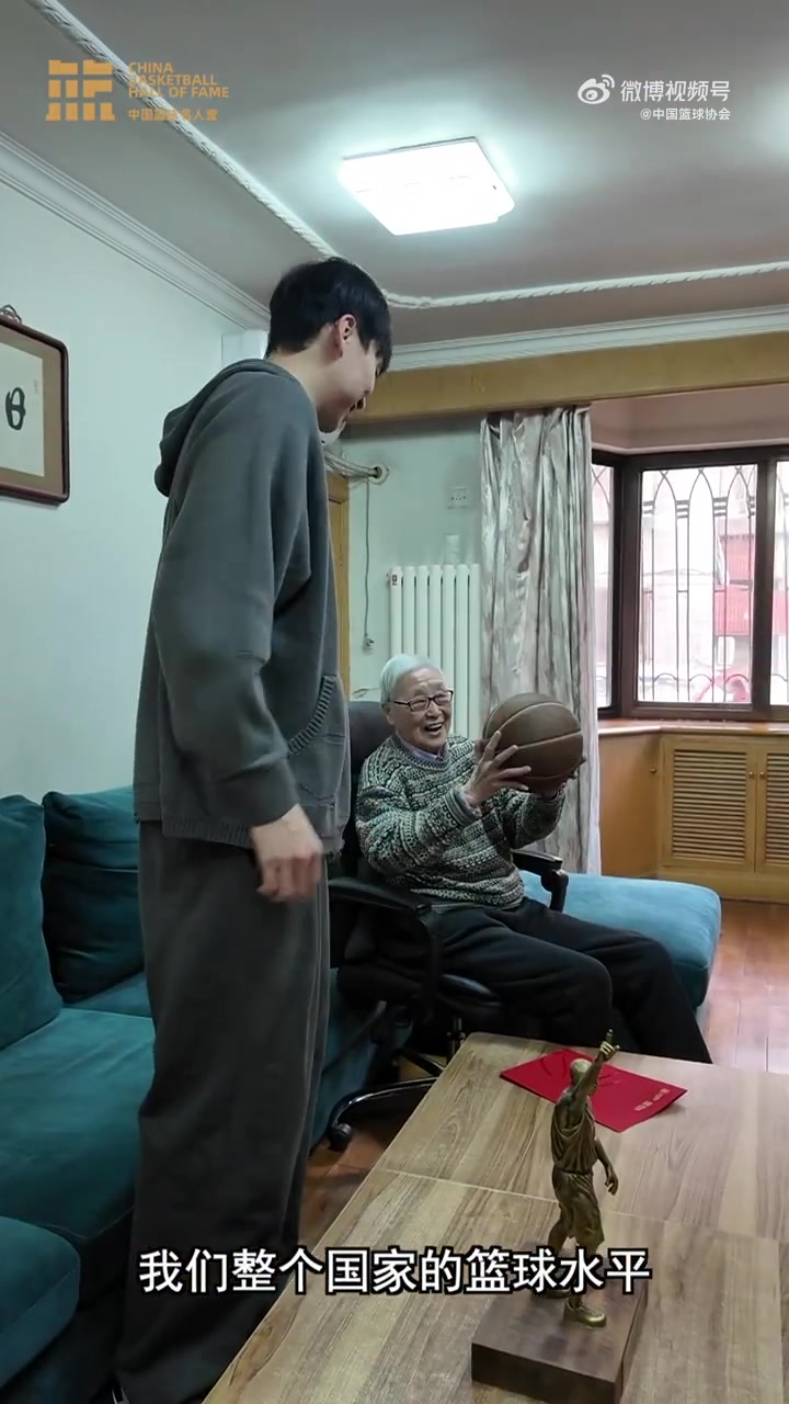 mk体育app官网取得无数荣誉的女篮国手！齐麟为奶奶杨洁呈送名人堂入堂贺信